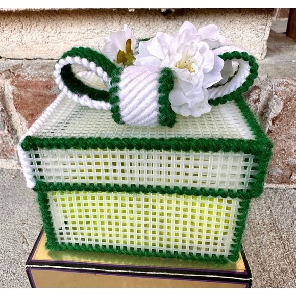 VTG St Patricks Day Trinket Box Handmade Plastic Canvas Shamrock Brooch Pin Bow - Picture 1 of 12